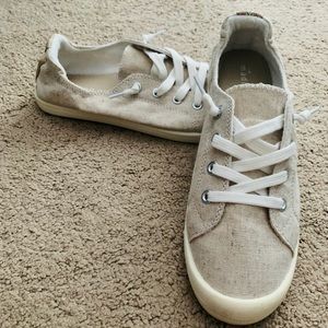 Brand new, never worn Madden girl shoes size 8.5